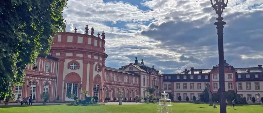 Schloss Biebrich in Wiesbaden – Ansicht seitlich auf die Rotunde vom Schlosspark aus. Blick kurz vor unserem Aufbau.