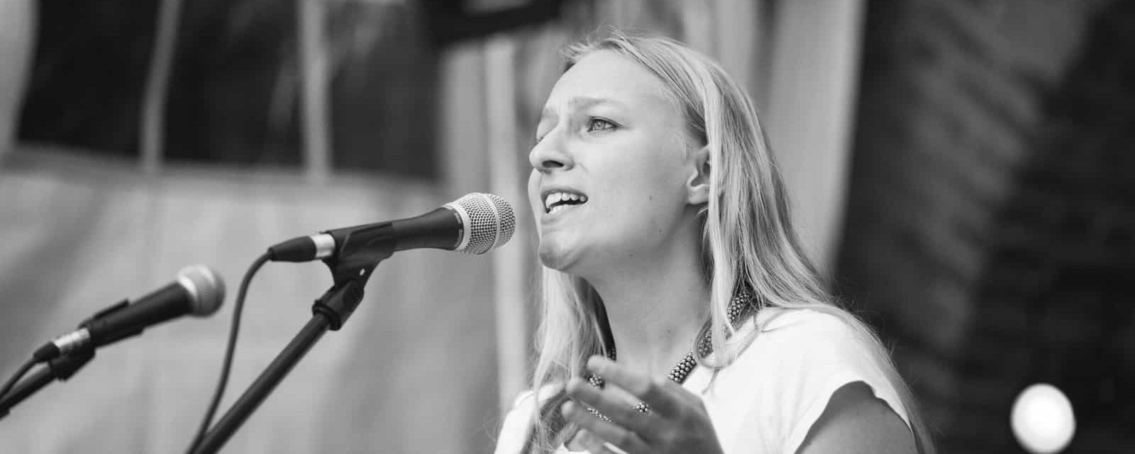 Thirdline auf dem Turnier der Herzen 2017 – Sängerin Katharina mit Shure SM86