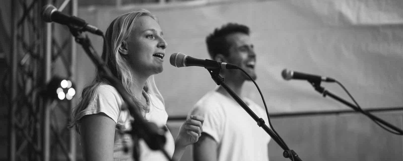 Thirdline auf dem Turnier der Herzen 2017 – Sänger Niklas mit Shure SM58 und Sängerin Katharina mit Shure SM86
